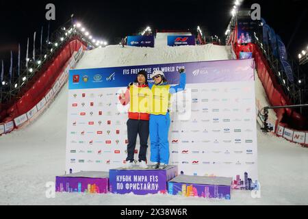 MOSKAU - 13. Februar 2016: Gewinner der Weltmeisterschaft FIS Freestyle at Night in Krylatskoye Stockfoto