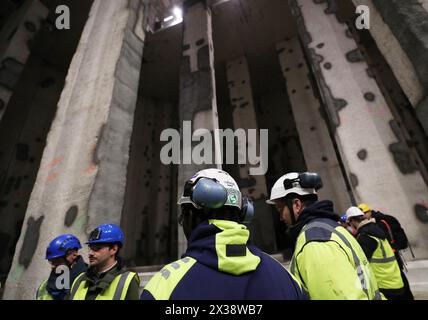 Paris, Frankreich. April 2024. Bei einer Pressetour im Bassin d'Austerlitz, einem riesigen Wassertank, der die seine vor den Olympischen Spielen reinigen und nach den Olympischen Spielen in Paris, Frankreich, am 25. April 2024 schwimmen lassen soll, zahlen die Menschen eine Reise. Das Bassin d'Austerlitz wird im Mai eingeweiht. Quelle: Gao Jing/Xinhua/Alamy Live News Stockfoto