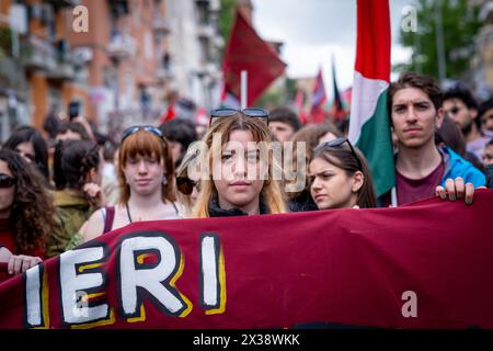 Rom, Rm, Italien. April 2024. Tausende von Bürgern versammelten sich auf den Straßen, um an einem marsch teilzunehmen, um den 79. Jahrestag der Befreiung vom nationalsozialismus und Faschismus am 25. April 1945 zu feiern. (Kreditbild: © Marco Di Gianvito/ZUMA Press Wire) NUR REDAKTIONELLE VERWENDUNG! Nicht für kommerzielle ZWECKE! Stockfoto