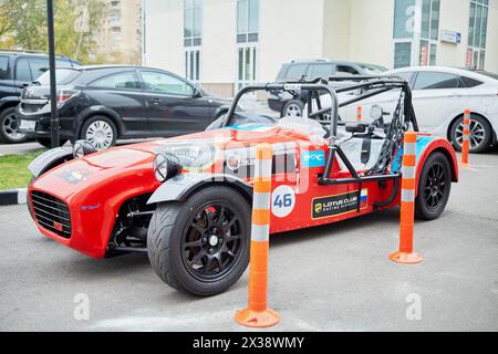 MOSKAU, RUSSLAND - 19. Oktober 2016: Rennwagen auf Außenparkplätzen. Stockfoto