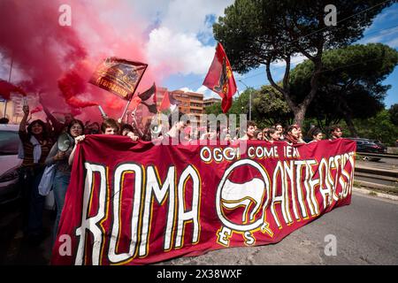 Rom, Rm, Italien. April 2024. Tausende von Bürgern versammelten sich auf den Straßen, um an einem marsch teilzunehmen, um den 79. Jahrestag der Befreiung vom nationalsozialismus und Faschismus am 25. April 1945 zu feiern. (Kreditbild: © Marco Di Gianvito/ZUMA Press Wire) NUR REDAKTIONELLE VERWENDUNG! Nicht für kommerzielle ZWECKE! Stockfoto