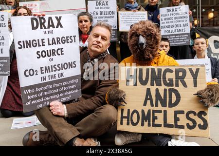 April 2024. Der Naturforscher und TV-Moderator Chris Packham nimmt an Protesten vor der DRAX AGM in London Teil. Drax ist ein Kraftwerk für Holzbiomasse in Yorkshire. Es handelt sich um ein ehemaliges Kohlekraftwerk, das in Biomasse umgewandelt wurde und nun vollständig Holzbiomasse verbrennt. Drax ist der größte CO2-Emitter der USA und der größte Baumbrenner der Welt. Ihre Aktionen verursachen enorme Schäden für Gemeinschaften, Wälder und die biologische Vielfalt. Drax hat 6 Milliarden Pfund in Großbritannien erhalten. Subventionen für erneuerbare Energien. Protestierende Aktionäre wurden gewaltsam aus dem Gebäude geworfen. #AxeDrax #ChrisPackham # Stockfoto