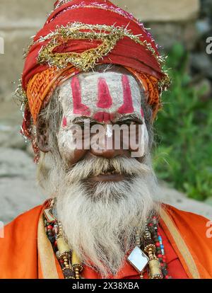 Porträt eines hinduistischen Sadhu oder spirituellen Aspiranten in Varanasi, Indien Stockfoto