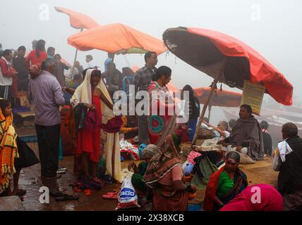 Pilgeraktivität an einem nebeligen Morgen am Ufer des Ganges in Varanasi, Indien Stockfoto