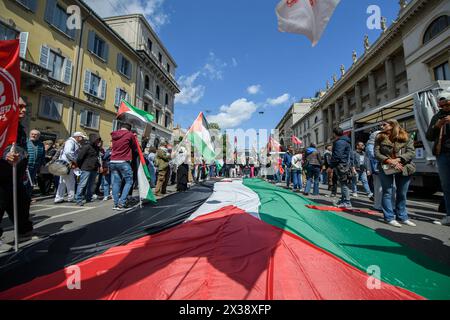 Mailand, Italien, 25. April 2024 Milano, Italien. April 2024. Corteo per la 79ma festa della Liberazione - Mailand - Mercoledì 25 April 2024 (Foto Claudio Furlan/Lapresse) Parade zum 79. Befreiungstag - Mailand - Mittwoch, 25. April 2024 (Foto Claudio Furlan/Lapresse) Credit: LaPresse/Alamy Live News Stockfoto