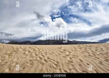 Fußspuren im Sand in den Mesquite Flats Sand Dunes im Death Valley National Park. Stockfoto