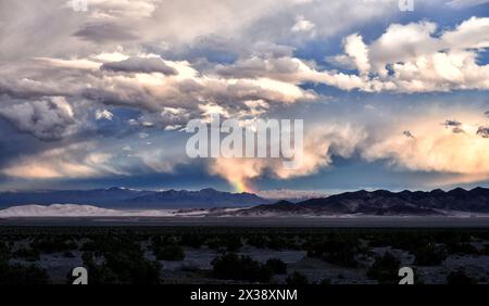 Rainbow über Dumont Dunes an der Route 127, zwischen Baker und Death Valley. Stockfoto