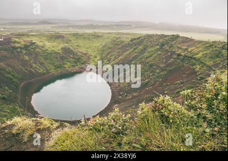 Isländischer Kratersee Kerið bei nebeligem und regnerischem Wetter Stockfoto