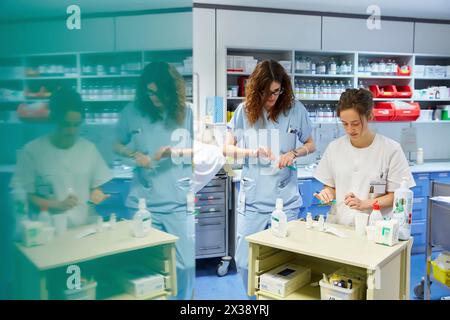 Krankenschwester Medikamente vorbereiten, Pflegekontrolle, Pflanze Hospitalisierung, Krankenhaus Donostia, San Sebastian, Gipuzkoa, Baskenland, Spanien Stockfoto