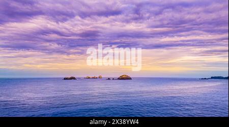 Panoramablick bei Sonnenaufgang auf die Ixtapa Bay, wo die Wellen stärker wurden. Stockfoto