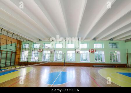 MOSKAU, RUSSLAND - 28. Juni 2016: Turnhalle mit Volleyballnetz in 2107 Schulen, in Moskau gibt es mehr als 1800 Schulen Stockfoto