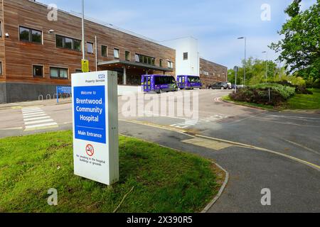 NHS Brentwood Community Hospital Schild & Gebäude Fahrzeug Parkplatz Eingang Ausgang und überdachter Patienteneingang zu den Aufnahmeeinrichtungen Essex England UK Stockfoto