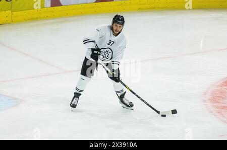 HC Lugano Verteidiger #37 Elia Riva während dem Testspiel gegen den EHC Kloten mit dem Puck. (Kloten, Schweiz, 02.09.2022) Stockfoto