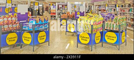 Clubcard Price bietet Tesco Extra Supermarket Großpackungen Merchandize-Werbeaktion (Preise wurden vor dem Datum ausgeschnitten) London UK Stockfoto