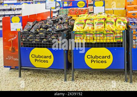 Clubcard Price bietet im Tesco Extra Supermarket zwei Bulk Korb Container Merchandize Aktion (Preise wurden vor dem Datum ausgekürzt) London Großbritannien Stockfoto