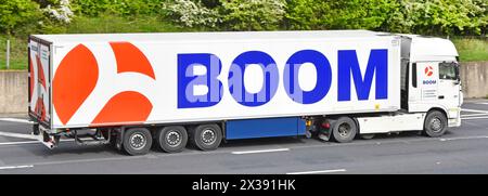 Transportunternehmen, weiß, Lkw-Lkw-Lkw-Lkw-Lkw und Auflieger, rotes übergroßes Logo und auffällige blaue BOOM-Werbung, die auf der M25autoway UK fährt Stockfoto