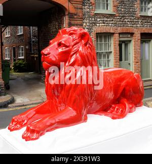 Die Statue des roten Löwen liegt auf weißem Sockel in Cromer und wirbt für ein gleichnamiges Strandhotel im Ferienort Norfolk East Anglia England Großbritannien Stockfoto