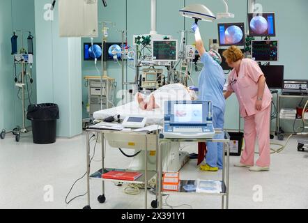 Operationssaal zur Platzierung des Defibrillators. Intensivstation Intensivstation Intensivstation, Krankenhaus Donostia, San Sebastian, Gipuzkoa, Baskenland, Spanien Stockfoto