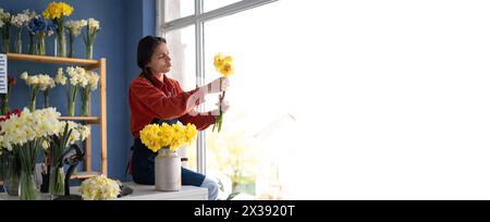 Lächelnde Frau Floristin Blumengeschäft Inhaber eines kleinen Geschäfts, der Blumengeschäfte macht und in die Kamera lächelt. Stockfoto