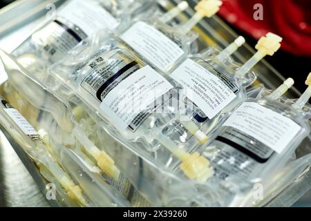 Vorbereitung der Medikamente, Apotheke, Krankenhaus Donostia, San Sebastian, Gipuzkoa, Reinraum, Baskisches Land, Spanien Stockfoto