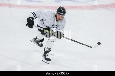 HC Lugano Verteidiger #37 Elia Riva während dem Testspiel gegen den EHC Kloten in Aktion. (Kloten, Schweiz, 02.09.2022) Stockfoto