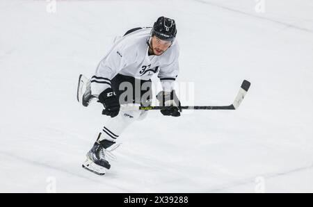 HC Lugano Verteidiger #37 Elia Riva während dem Testspiel gegen den EHC Kloten in Aktion. (Kloten, Schweiz, 02.09.2022) Stockfoto