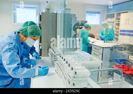 Vorbereitung der Medikamente, Apotheke, Krankenhaus Donostia, San Sebastian, Gipuzkoa, Reinraum, Baskisches Land, Spanien Stockfoto