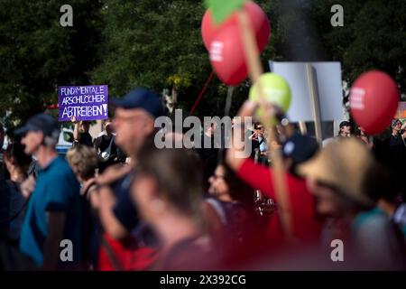 Gegenprotest - Marsch für das Leben DEU, Deutschland, Deutschland, Berlin, 16.09.2023 Gegenprotest mit Schild fundamentale Arschloecher Abtreiben gegen die Demonstration Marsch für das Leben vom Bundesverband Lebensrecht mitz der Vorsitzenden Alexandra Linder Mitte, Christdemokraten für das Leben und andere Organisationen unter dem Motto die Schwaechsten schuetzen Ja zu jedem Kind und für ein Europa ohne Abtreibung und Euthabasie im Regierungsviertel in Berlin Deutschland . Die Demo und Kundgebung richtet sich gegen Schwangerschaftsabbrueche und Praktiken der Sterbehilfe, Stammzellforschung u Stockfoto