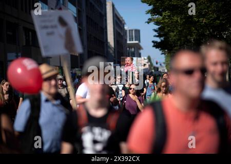 Marsch für das Leben DEU, Deutschland, Deutschland, Berlin, 16.09.2023 Demonstranten mit Schild Foto Kind mit Downsyndrom auf der Demonstration Marsch für das Leben vom Bundesverband Lebensrecht mitz der Vorsitzenden Alexandra Linder Mitte, Christdemokraten für das Leben und andere Organisationen unter dem Motto die Schwaechsten schuetzen Ja zu jedem Kind und für ein Europa ohne Abtreibung und Euthabasie im Regierungsviertel in Berlin Deutschland . Die Demo und Kundgebung richtet sich gegen Schwangerschaftsabbrueche und Praktiken der Sterbehilfe, Stammzellforschung und Praeimplantationsdiagn Stockfoto