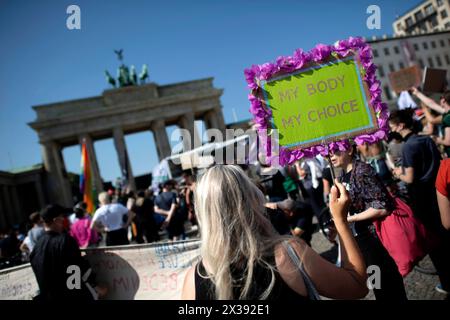 Gegenprotest - Marsch für das Leben DEU, Deutschland, Deutschland, Berlin, 16.09.2023 Gegenprotest mit Plakat My body gegen die Demonstration Marsch für das Leben vom Bundesverband Lebensrecht mitz der Vorsitzenden Alexandra Linder Mitte, Christdemokraten für das Leben und andere Organisationen unter dem Motto die Schwaechsten schuetzen Ja zu jedem Kind und für ein Europa ohne Abtreibung und Euthabasie im Regierungsviertel in Berlin Deutschland . Die Demo und Kundgebung richtet sich gegen Schwangerschaftsabbrueche und Praktiken der Sterbehilfe, Stammzellforschung und Praeimplantatio Stockfoto