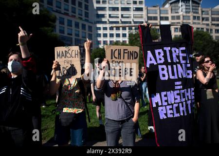 Gegenprotest - Marsch für das Leben DEU, Deutschland, Deutschland, Berlin, 16.09.2023 Gegenprotest mit Schild Ich finde euch Scheisse gegen die Demonstration Marsch für das Leben vom Bundesverband Lebensrecht mitz der Vorsitzenden Alexandra Linder Mitte, Christdemokraten für das Leben und andere Organisationen unter dem Motto die Schwaechsten schuetzen Ja zu jedem Kind und für ein Europa ohne Abtreibung und Euthabasie im Regierungsviertel in Berlin Deutschland . Die Demo und Kundgebung richtet sich gegen Schwangerschaftsabbrueche und Praktiken der Sterbehilfe, Stammzellforschung und Praeimpla Stockfoto