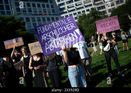 Gegenprotest - Marsch für das Leben DEU, Deutschland, Deutschland, Berlin, 16.09.2023 Gegenprotest mit Schild fundamentale Arschloecher Abtreiben gegen die Demonstration Marsch für das Leben vom Bundesverband Lebensrecht mitz der Vorsitzenden Alexandra Linder Mitte, Christdemokraten für das Leben und andere Organisationen unter dem Motto die Schwaechsten schuetzen Ja zu jedem Kind und für ein Europa ohne Abtreibung und Euthabasie im Regierungsviertel in Berlin Deutschland . Die Demo und Kundgebung richtet sich gegen Schwangerschaftsabbrueche und Praktiken der Sterbehilfe, Stammzellforschung u Stockfoto