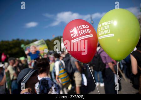 Marsch für das Leben DEU, Deutschland, Deutschland, Berlin, 16.09.2023 Demonstranten mit Luftballons auf der Demonstration Marsch für das Leben vom Bundesverband Lebensrecht mitz der Vorsitzenden Alexandra Linder Mitte, Christdemokraten für das Leben und andere Organisationen unter dem Motto die Schwaechsten schuetzen Ja zu jedem Kind und für ein Europa ohne Abtreibung und Euthabasie im Regierungsviertel in Berlin Deutschland . Die Demo und Kundgebung richtet sich gegen Schwangerschaftsabbrueche und Praktiken der Sterbehilfe, Stammzellforschung und Praeimplantationsdiagnostik en: Protesters W Stockfoto