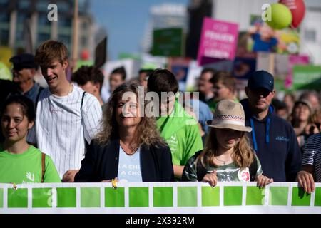 Marsch für das Leben DEU, Deutschland, Deutschland, Berlin, 16.09.2023 Demonstranten auf der Demonstration Marsch für das Leben vom Bundesverband Lebensrecht mitz der Vorsitzenden Alexandra Linder Mitte, Christdemokraten für das Leben und andere Organisationen unter dem Motto die Schwaechsten schuetzen Ja zu jedem Kind und für ein Europa ohne Abtreibung und Euthabasie im Regierungsviertel in Berlin Deutschland . Die Demo und Kundgebung richtet sich gegen Schwangerschaftsabbrueche und Praktiken der Sterbehilfe, Stammzellforschung und Praeimplantationsdiagnostik en: Demonstranten am Marsch fue Stockfoto