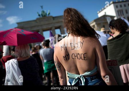 Gegenprotest - Marsch für das Leben DEU, Deutschland, Deutschland, Berlin, 16.09.2023 Gegenprotest mit Symbol My Body My Choice gegen die Demonstration Marsch für das Leben vom Bundesverband Lebensrecht mitz der Vorsitzenden Alexandra Linder Mitte, Christdemokraten für das Leben und andere Organisationen unter dem Motto die Schwaechsten schuetzen Ja zu jedem Kind und für ein Europa ohne Abtreibung und Euthabasie im Regierungsviertel in Berlin Deutschland . Die Demo und Kundgebung richtet sich gegen Schwangerschaftsabbrueche und Praktiken der Sterbehilfe, Stammzellforschung und Praeimplantatio Stockfoto