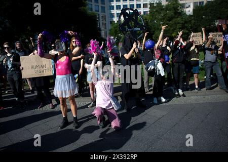 Gegenprotest - Marsch für das Leben DEU, Deutschland, Deutschland, Berlin, 16.09.2023 Gegenprotest Abtreibung ist Menschenrecht gegen die Demonstration Marsch für das Leben vom Bundesverband Lebensrecht mitz der Vorsitzenden Alexandra Linder Mitte, Christdemokraten für das Leben und andere Organisationen unter dem Motto die Schwaechsten schuetzen Ja zu jedem Kind und für ein Europa ohne Abtreibung und Euthabasie im Regierungsviertel in Berlin Deutschland . Die Demo und Kundgebung richtet sich gegen Schwangerschaftsabbrueche und Praktiken der Sterbehilfe, Stammzellforschung und Praeimplantatio Stockfoto