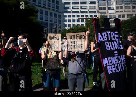 Gegenprotest - Marsch für das Leben DEU, Deutschland, Deutschland, Berlin, 16.09.2023 Gegenprotest mit Schild Ich finde euch Scheisse und Abtreibung ist Menschenrecht gegen die Demonstration Marsch für das Leben vom Bundesverband Lebensrecht mitz der Vorsitzenden Alexandra Linder Mitte, Christdemokraten für das Leben und andere Organisationen unter dem Motto die Schwaechsten schuetzen Ja zu jedem Kind und für ein Europa ohne Abtreibung und Euthabasie im Regierungsviertel in Berlin Deutschland . Die Demo und Kundgebung richtet sich gegen Schwangerschaftsabbrueche und Praktiken der Sterbehilfe, Stockfoto