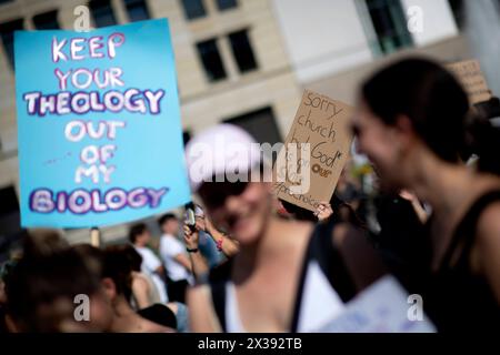 Gegenprotest - Marsch für das Leben DEU, Deutschland, Deutschland, Berlin, 16.09.2023 Gegenprotest mit Plakat Halten Sie Ihre Theologie aus meiner Biologie und traurigen Kirche aber Gott ist auf unserer Seite gegen die Demonstration Marsch für das Leben vom Bundesverband Lebensrecht mitz der Vorsitzenden Alexandra Linder Mitte, Christdemokraten für das Leben und andere Organisationen unter dem Motto die Schwaechsten schuetzen Ja zu jedem Kind und für ein Europa ohne Abtreibung und Euthabasie im Regierungsviertel in Berlin Deutschland . Die Demo und Kundgebung richtet sich gegen Schwangerschaftsabbrueche und Prakti Stockfoto