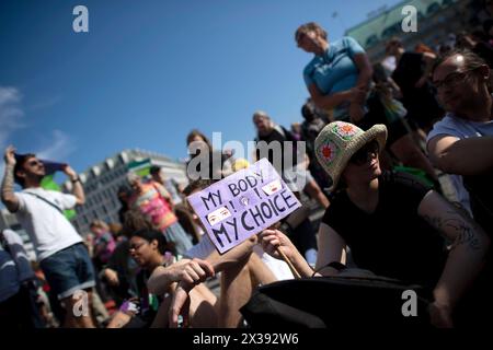 Gegenprotest - Marsch für das Leben DEU, Deutschland, Deutschland, Berlin, 16.09.2023 Gegenprotest mit Plakat My body gegen die Demonstration Marsch für das Leben vom Bundesverband Lebensrecht mitz der Vorsitzenden Alexandra Linder Mitte, Christdemokraten für das Leben und andere Organisationen unter dem Motto die Schwaechsten schuetzen Ja zu jedem Kind und für ein Europa ohne Abtreibung und Euthabasie im Regierungsviertel in Berlin Deutschland . Die Demo und Kundgebung richtet sich gegen Schwangerschaftsabbrueche und Praktiken der Sterbehilfe, Stammzellforschung und Praeimplantatio Stockfoto