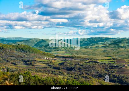 Blick von Groznjan Kroatien ein wunderschönes Dorf auf einem Hügel mit Hügeln und Bergen um es herum. Stockfoto