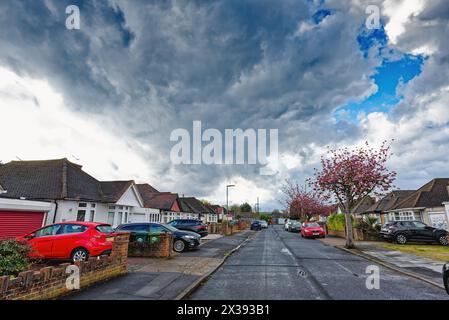 Dramatische Sturmwolken bilden sich über einer Vorstadtstraße in Shepperton Surrey England Großbritannien Stockfoto