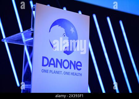 Dieses Foto zeigt das Logo der Danone Group in Paris am 25. April 2024. Foto: Firas Abdullah/ABACAPRESS.COM Credit: Abaca Press/Alamy Live News Stockfoto
