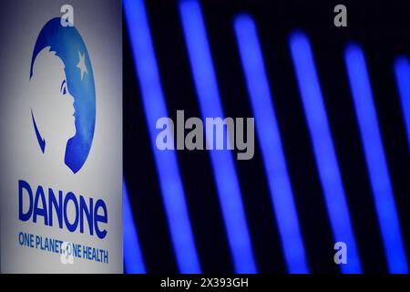 Dieses Foto zeigt das Logo der Danone Group in Paris am 25. April 2024. Foto: Firas Abdullah/ABACAPRESS.COM Credit: Abaca Press/Alamy Live News Stockfoto