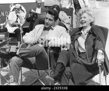 ELVIS PRESLEY und BARBARA STANWYCK entspannen auf dem Set von UNGEFÄHR 1964 Regisseur JOHN RICH Kostüm Design EDITH LEITER DER Fotografie LUCIEN BALLARD A Hal Wallis Produktion / Paramount Pictures Stockfoto