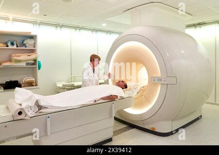 MRT-Scan, NMR (Nuclear Magnetic Resonance), medizinische Bildgebung für die Diagnose, Krankenhaus Donostia, San Sebastian, Gipuzkoa, Baskenland, Spanien Stockfoto