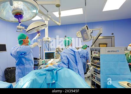 Operationssaal, Prostatakrebs Roboterchirurgie, da Vinci chirurgischer Roboter, Urologie, Krankenhaus Donostia, San Sebastian, Gipuzkoa, Baskenland, Spanien Stockfoto