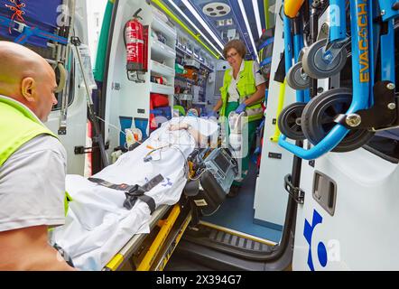Patiententransfertrage, medizinischer Krankenwagen, Notaufnahme, Krankenhaus Donostia, San Sebastian, Gipuzkoa, Baskenland, Spanien Stockfoto