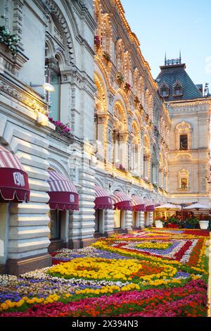 MOSKAU - 17. JUL 2016: Blumenbeet in der Nähe des KAUGUMMIGESCHÄFTS auf dem Roten Platz. Jährlich besuchen 13 Millionen Touristen Moskau Stockfoto