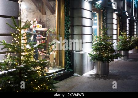 MOSKAU, RUSSLAND - 1. Januar 2015: Fassade des KAUGUMMIS mit weihnachtsdekoration und Girlanden auf der Tanne. Stockfoto