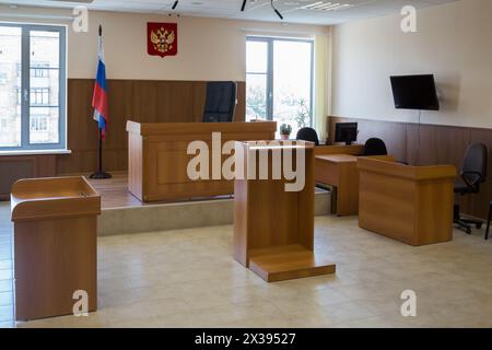 MOSKAU, RUSSLAND - 1. JUL 2015: Gerichtssaal mit Holzmöbeln, Flagge und Bildschirm an der Wand. Stockfoto